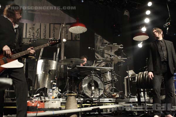 EINSTURZENDE NEUBAUTEN - 2008-05-12 - PARIS - Le Bataclan - Christian Emmerich [Blixa Bargeld] - Alexander von Borsig [Alexander Hacke] - Rudolph Moser